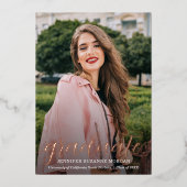 Elegantes Script Foto Abschluss Rose Gold Folieneinladung (Vorderseite)