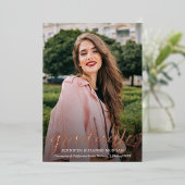 Elegantes Script Foto Abschluss Rose Gold Folieneinladung (Stehend vorne)