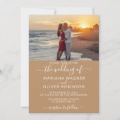 Elegantes Script Foto Boho Tan Beige Wedding Einladung (Vorderseite)