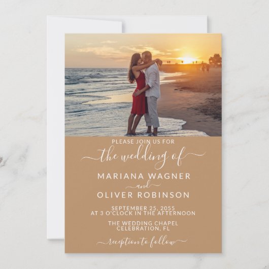 Elegantes Script Foto Boho Tan Beige Wedding Einladung (Vorderseite)