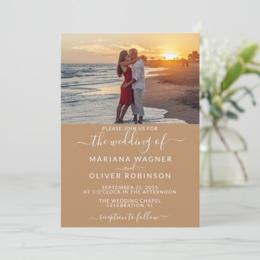 Elegantes Script Foto Boho Tan Beige Wedding Einladung (Stehend Vorderseite)