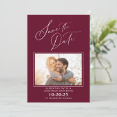 Elegantes Script-Foto Burgund Wedding speichern da Save The Date (Stehend Vorderseite)