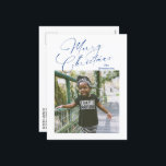 Elegantes Script Foto Frohe Weihnachten<br><div class="desc">Moderne Weihnachtskarte im Foto mit einem schlichten und minimalistischen Design mit "Frohe Weihnachten" in einem eleganten marineblauen Schriftzeichen zusammen mit Ihrem Familiennamen über Ihrem Lieblingsquadrat. Die Rückseite hat ein quadratisches Foto zusammen mit Ihrer personalisierten Nachricht.</div>