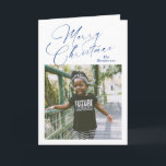 Elegantes Script Foto Frohe Weihnachten<br><div class="desc">Moderne Weihnachtskarte im Foto mit einem schlichten und minimalistischen Design mit "Frohe Weihnachten" in einem eleganten marineblauen Schriftzeichen zusammen mit Ihrem Familiennamen über Ihrem Lieblingsquadrat. Im Inneren befindet sich eine Foto-Collage,  die aus drei vertikalen Bildern und Ihrer personalisierten Nachricht besteht.</div>