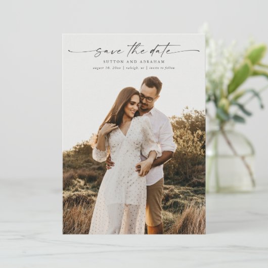 Elegantes Script-Foto Hochzeit Save The Date (Stehend Vorderseite)