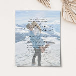 Elegantes Script-Foto Hochzeitseinladung<br><div class="desc">Diese elegante Einladung zum Hochzeitsfeiern beinhaltet einen Kalligrafietext mit einem klassischen Serif & modernen Sans-Schriftart in Schwarz,  mit einem Foto-Overlay auf der Vorderseite und einem zweiten Foto auf der Rückseite mit einem anpassbaren Monogramm. Matching-Elemente verfügbar.</div>