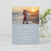 Elegantes Script Foto Light Gray Wedding Einladung (Stehend Vorderseite)