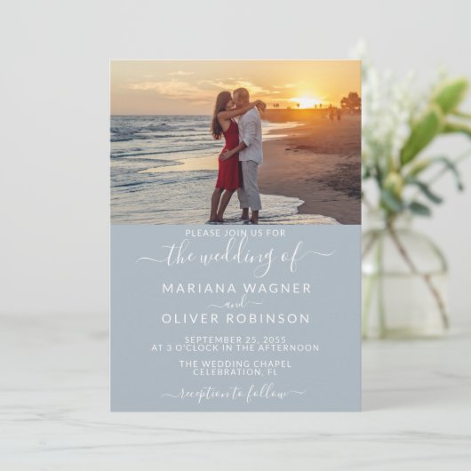 Elegantes Script Foto Light Gray Wedding Einladung (Stehend Vorderseite)