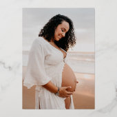 Elegantes Script-Foto Moderne Babydusche Folieneinladung (Rückseite)