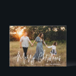 Elegantes Script-Foto Moderne Weihnachten<br><div class="desc">Moderne Weihnachtskarte im Foto mit einem schlichten und minimalen Design mit dem Gruß "Frohe Weihnachten" in einem eleganten weißen Drehbuch zusammen mit Ihrem Familiennamen. Auf der Rückseite befindet sich eine Foto-Collage,  die aus sechs quadratischen Bildern besteht.</div>