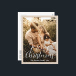 Elegantes Script-Foto Moderne Weihnachten<br><div class="desc">Moderne Weihnachtspostkarte im Foto mit einem schlichten und minimalen Design mit "Frohe Weihnachten" in einer eleganten Schrift-Typografie über Ihrem Lieblingsbild,  umgeben von einem neuralfarbenen beigen Rahmen. Die Vorderseite verfügt über ein Farbverlaufsüberlagerungs,  um den Text zu übersehen,  der im Entwurfsbearbeitungsprogramm entfernt werden kann,  wenn Sie es vorziehen.</div>