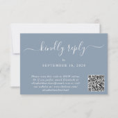 Elegantes Script Foto QR Code Dusty Blue Wedding RSVP Karte (Vorderseite)