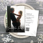 Elegantes Script Foto QR Code Hochzeit Save The Date<br><div class="desc">Dieses einfache,  moderne Script-Foto Save the Date Ihr spezielles Foto,  das mit einem Skript überlagert wird,  das Save the Date über Ihren Namen,  Datum und Ort liegt. Die Rückseite zeigt Ihre Hochzeitsdetails und Hochzeitswebsite QR-Code. Entwickelt von Thisisnotme©</div>