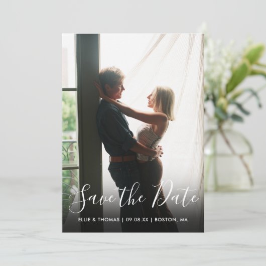 Elegantes Script Foto QR Code Hochzeit Save The Date (Stehend Vorderseite)