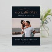 Elegantes Script-Foto Save the Date Rose Gold Folieneinladung (Stehend vorne)