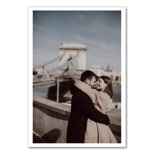 Elegantes Script-Foto Schwarz-weiß Hochzeit Tischnummer (Rückseite)