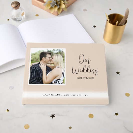 Elegantes Script-Foto Tan Wedding Gästebuch (Vorderseite Offen)