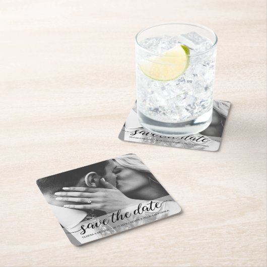 Elegantes Script Foto Verlobung Save the Date Post Rechteckiger Pappuntersetzer (Vor Ort)