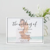 Elegantes Script Foto Weiß und Schwarz Hochzeit Einladung (Stehend Vorderseite)