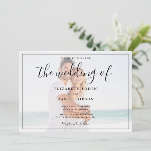 Elegantes Script Foto Weiß und Schwarz Hochzeit Einladung (Stehend Vorderseite)