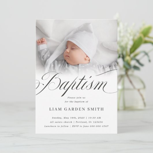 Elegantes Script gesegnet Christening Taufe Foto Einladung (Stehend Vorderseite)