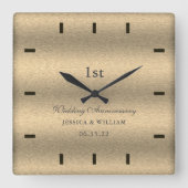 Elegantes Script Gold Wedding Anniversary Keepake Quadratische Wanduhr (Vorderseite)