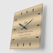 Elegantes Script Gold Wedding Anniversary Keepake Quadratische Wanduhr (Winkel)