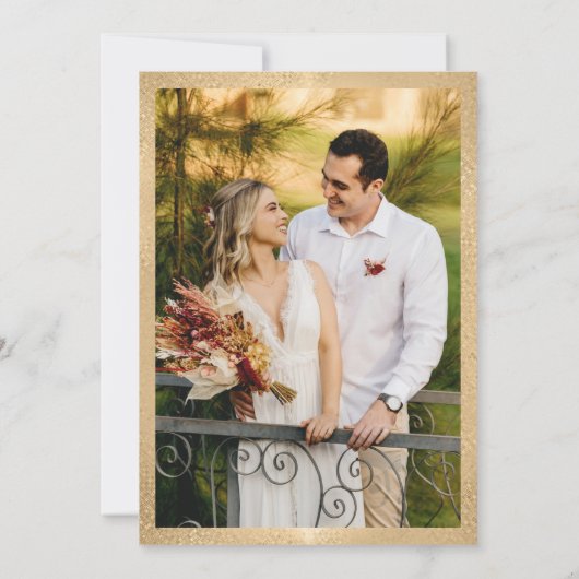 Elegantes Script Gold Wreath Monogram Foto Hochzei Einladung (Rückseite)