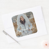 Elegantes Script Graduate Foto und Name Quadratischer Aufkleber (Umschlag)