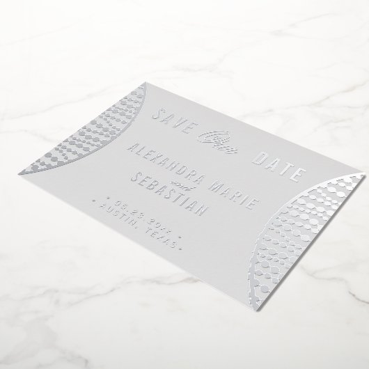 Elegantes Script Gray Pearls Save the Date Silver Folieneinladung (Gedreht)