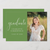 Elegantes Script Green Abschluss Foto Einladung (Vorne/Hinten)