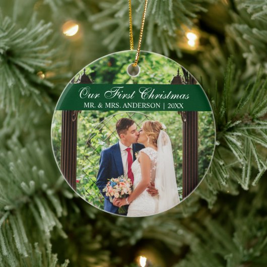 Elegantes Script Green Unser erstes Weihnachten Keramik Ornament (Baum)