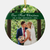 Elegantes Script Green Unser erstes Weihnachten Keramik Ornament (Vorne)