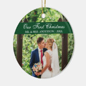 Elegantes Script Green Unser erstes Weihnachten Keramik Ornament (Links)