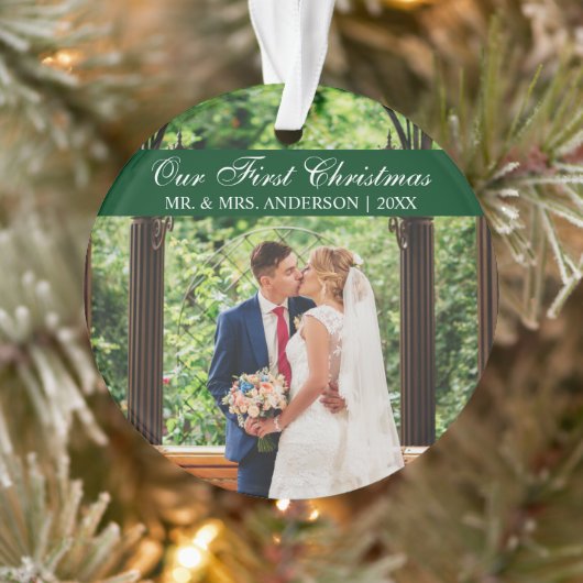 Elegantes Script Green Unser erstes Weihnachtsgesc Ornament (Baum)