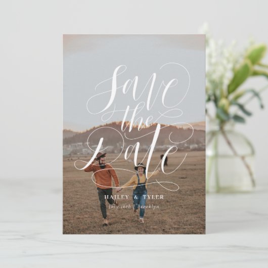 Elegantes Script Handschrift Overlay Volles Foto Save The Date (Stehend Vorderseite)