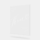 Elegantes Script Heart Wedding Tischnummer Drei Acrylschild (Winkel)