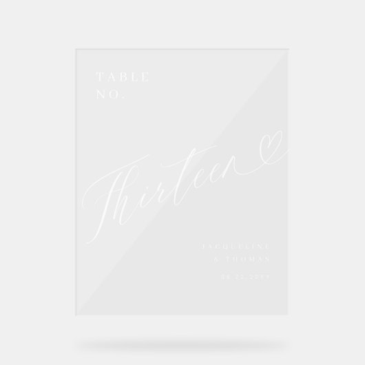 Elegantes Script Heart Wedding Tischnummer Dreizeh Acrylschild (Vorderseite)