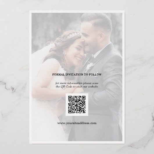 Elegantes Script Hochzeitbild Save the Date Folieneinladung (Rückseite)