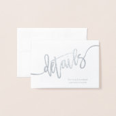 Elegantes Script-Hochzeitsdetails-Silver Folienkarte (Vorderseite mit Umschlag)