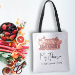 Elegantes Script Just Married Rose Gold Flitterwoc Tasche<br><div class="desc">Feiern Sie Ihre Neuvermählten mit unserem eleganten Script Just Married Rose Gold Logo Honeymoon Tote Bag. Diese schicke und anpassbare Tasche verfügt über ein anmutiges goldenes Skript-Logo der "Just Married"-Rose, mit der Möglichkeit, es mit Ihrem Nachnamen und dem Hochzeitstermin unten personalisieren. Diese Tasche ist perfekt für Ihre Hochzeitsreise oder für...</div>