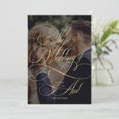 Elegantes Script Kalligraphie Foto Schwarze Hochze Einladung (Stehend Vorderseite)