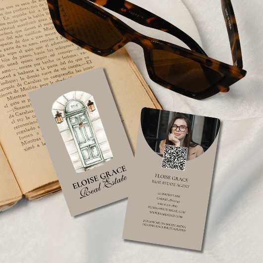 Elegantes Script-Logo und QR-Code Real-Anwesen Visitenkarte