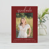 Elegantes Script Maroon Graduation Party Foto Einladung (Stehend Vorderseite)