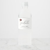 Elegantes Script Maroon High School Graduate Wasserflaschenetikett (Vorderseite)