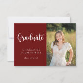 Elegantes Script Maroon White Foto Abschluss Einladung (Vorderseite)