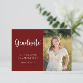 Elegantes Script Maroon White Foto Abschluss Einladung (Stehend Vorderseite)