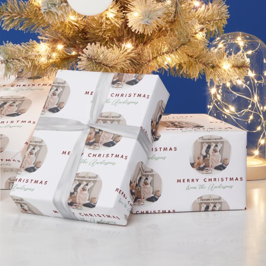 Elegantes Script Merry Christmas Family Name Foto Geschenkpapier (Feiertage)