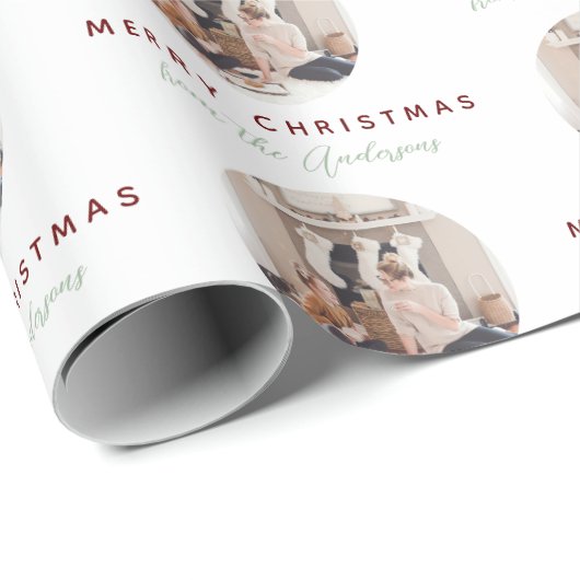 Elegantes Script Merry Christmas Family Name Foto Geschenkpapier (Rolleneckpunkt)