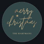 Elegantes Script Merry Christmas Gold Star Dark Aq Runder Aufkleber<br><div class="desc">Diese stilvollen Weihnachtsaufkleber sind mit elegantem Typografie-Lesen,  "Frohe Weihnachten" in den Imitaten goldenen Folie,  zusammen mit einem kleinen Star-Akzent. Die Hintergrundfarbe kann auf jede gewünschte Farbe angepasst werden! Ideal für Umschlag Aufkleber,  Gastgeschenk-Etiketten oder Geschenkaufkleber!</div>